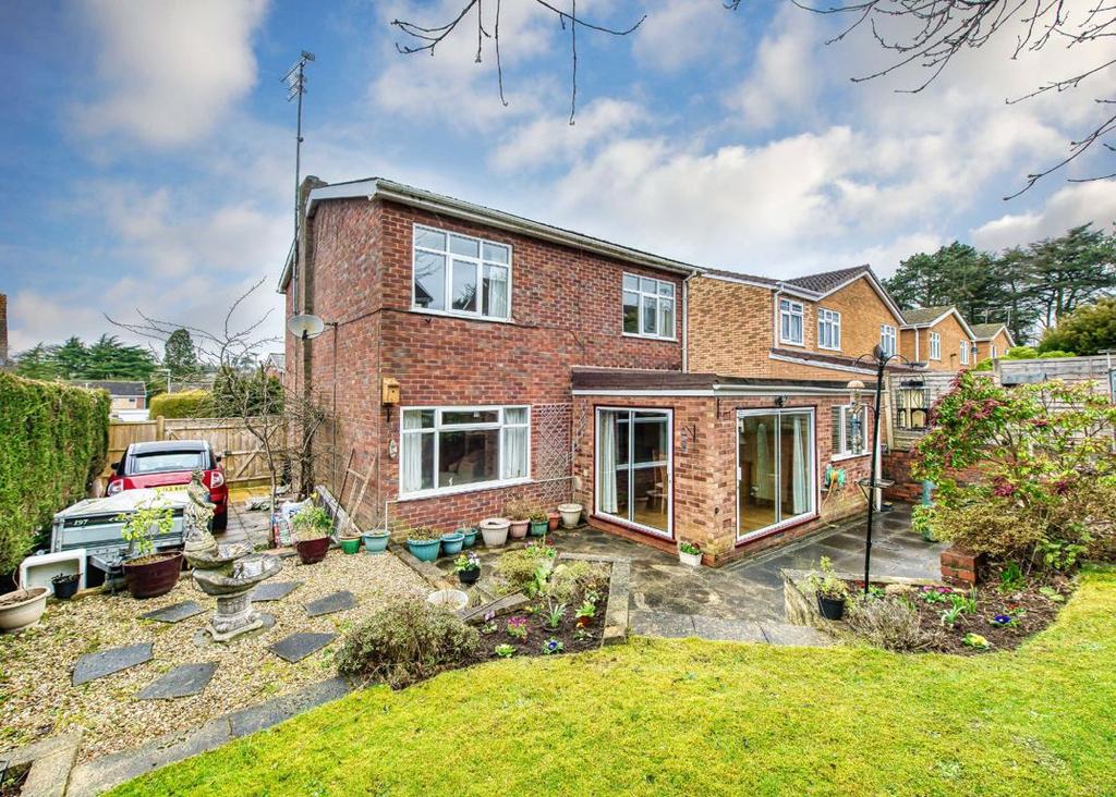 25, Ashfield Road, Compton, Wolverhampton, WV3 3 bed detached house £