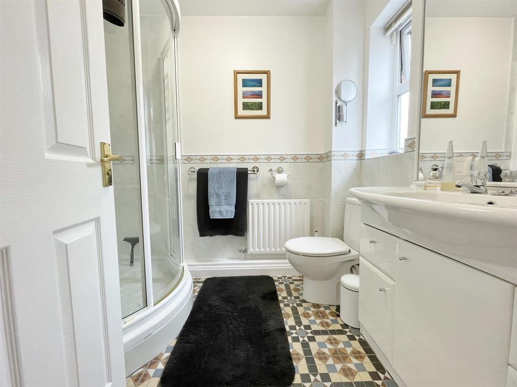 En suite shower room/wc