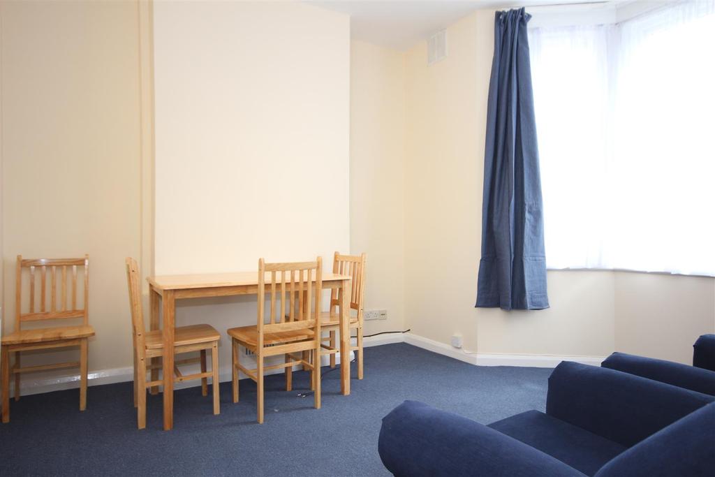 Goodson Road, Harlesden, NW10 9LR 1 bed flat £1,096 pcm (£253 pw)