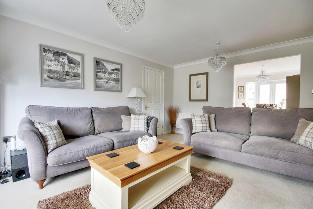Paddock Gardens, Lymington, SO41 4 bed detached house £659,000