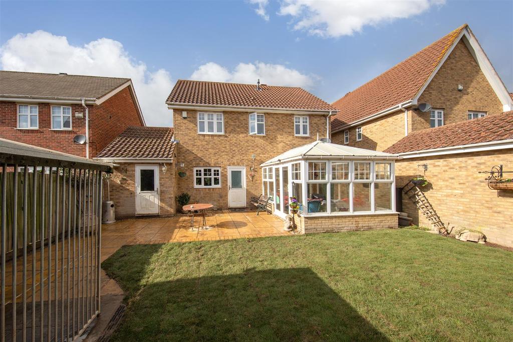 French's Gate, Dunstable 4 bed detached house £415,000