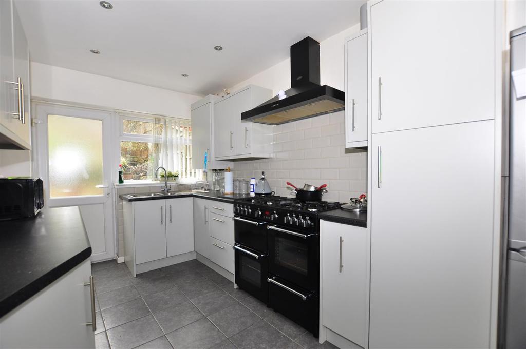 Fairmile Road, Halesowen 3 bed semidetached house £227,500
