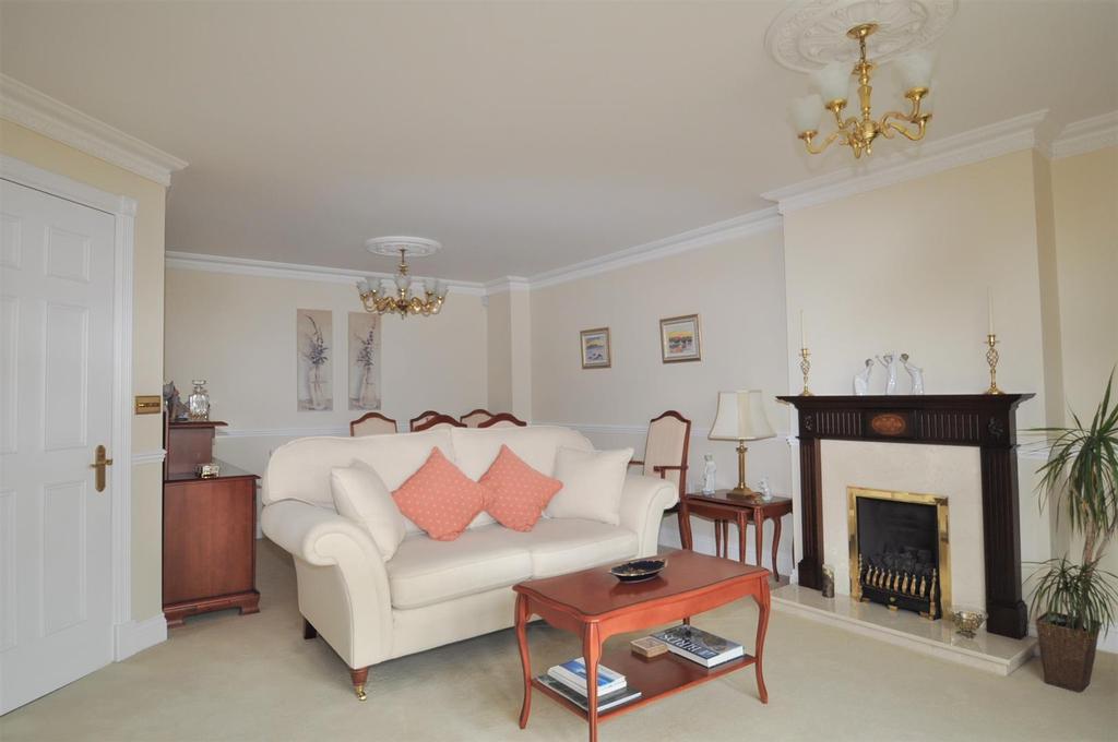 Sitting Room/Dining Room