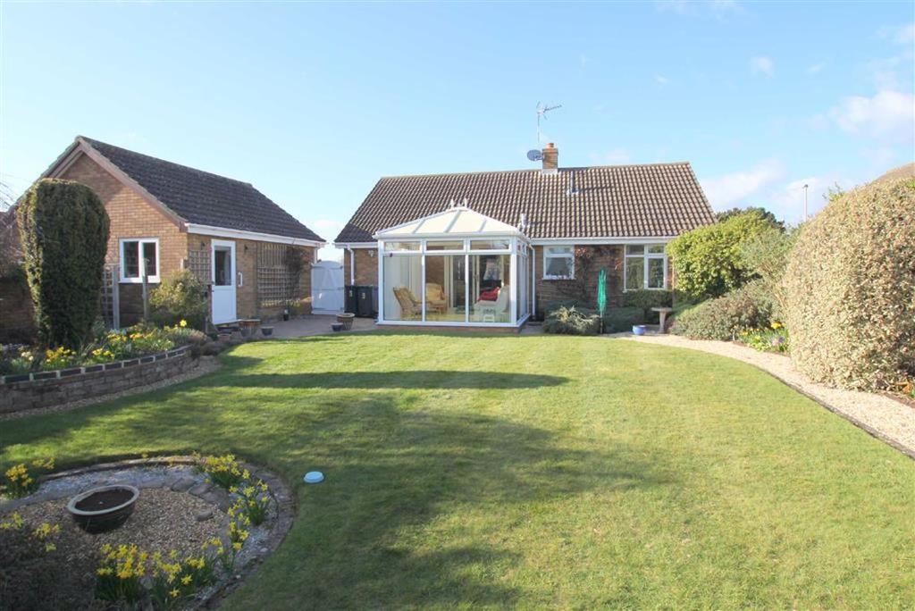 Buttercup Drive, Highcliffe... 2 bed detached bungalow £450,000