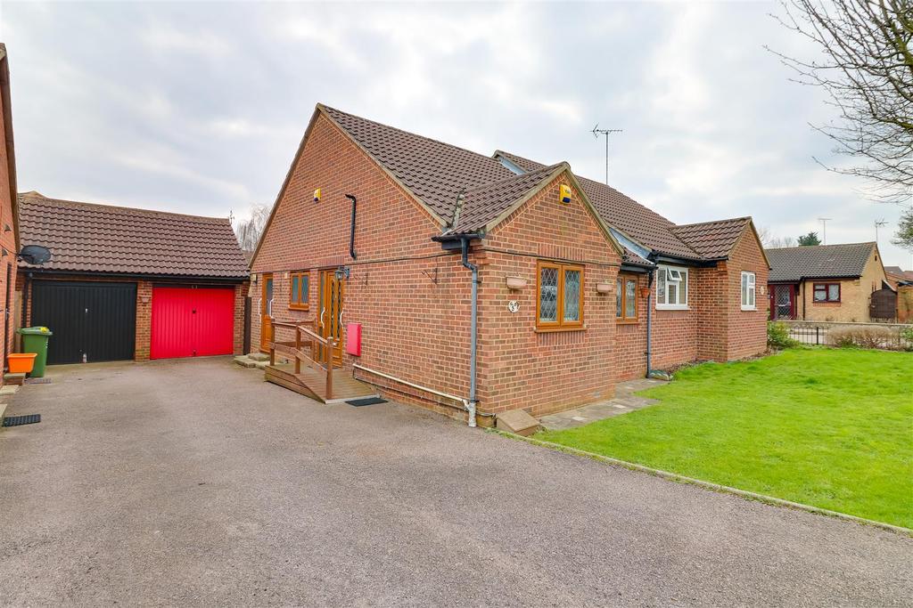 Basildon Drive, Basildon 2 bed semidetached bungalow £295,000