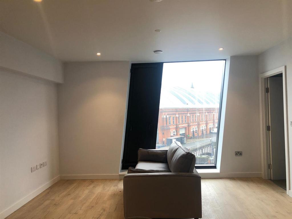 Living Room ii.JPG