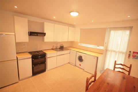 4 bedroom apartment to rent, Culmore Road, Peckham SE15