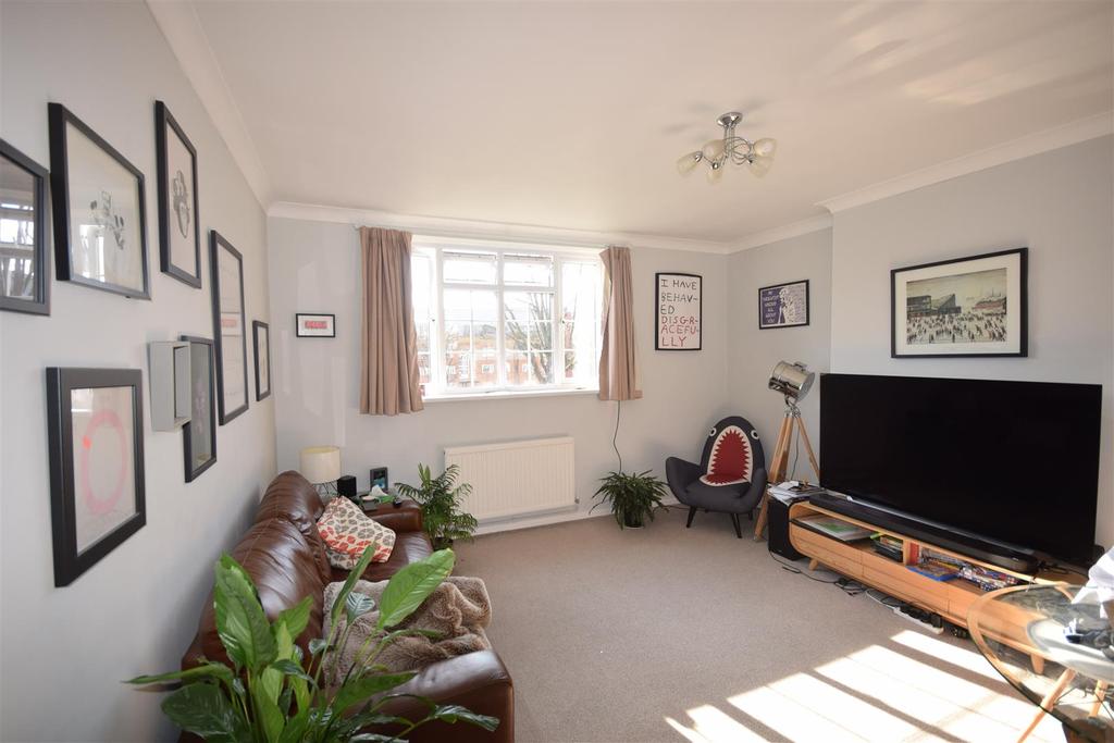 Clifden Road, Twickenham 2 bed apartment £1,495 pcm (£345 pw)