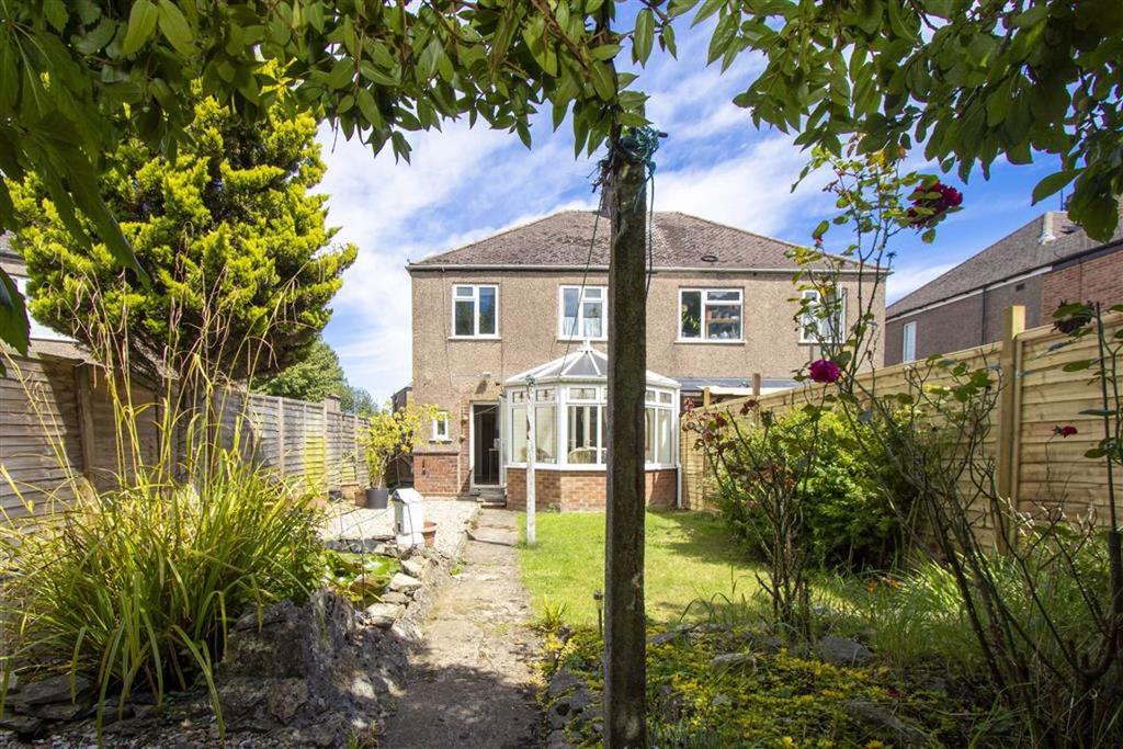 Windsor Street, Wolverton, Milton Keynes 3 bed semidetached house £