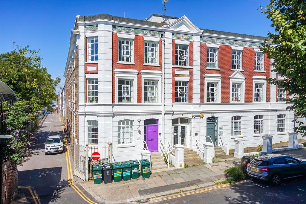 Hove Park Villas, Hove, East Sussex, BN3 2 bed apartment £2,400 pcm