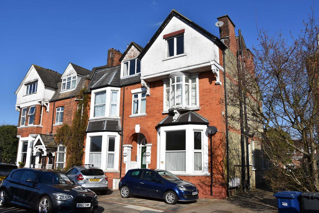 Marriott Road, EN5 3 bed flat to rent £1,400 pcm (£323 pw)