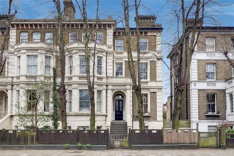 2 bedroom flat to rent, North Side Wandsworth Common, London