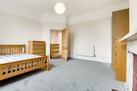 2 bedroom flat to rent, North Side Wandsworth Common, London