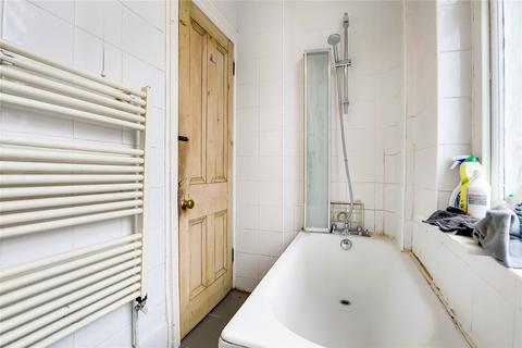 2 bedroom flat to rent, North Side Wandsworth Common, London