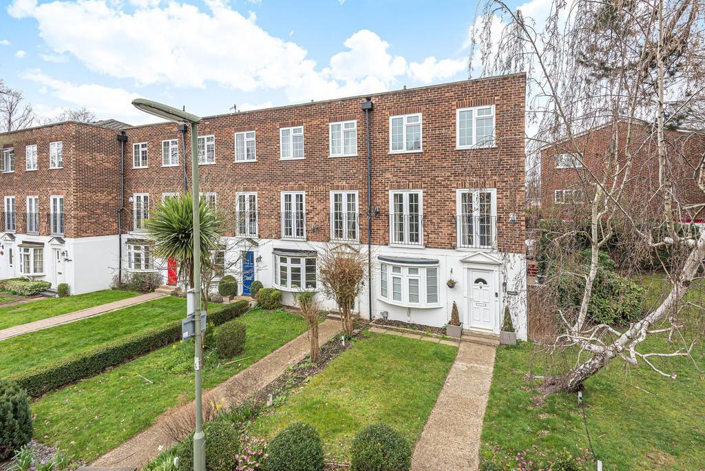 White Rose Lane, Woking, GU22 4 bed townhouse £575,000