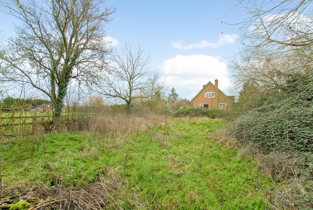 Oakley Green Road, Windsor, SL4 2 bed detached bungalow £699,000