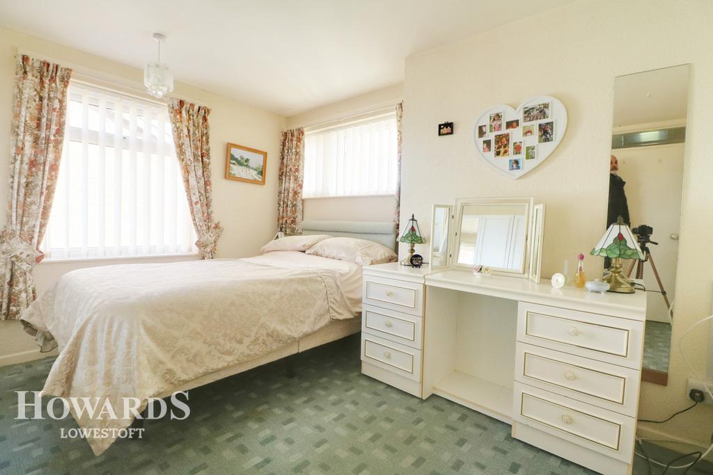 Breydon Way, Lowestoft 2 bed detached bungalow £230,000
