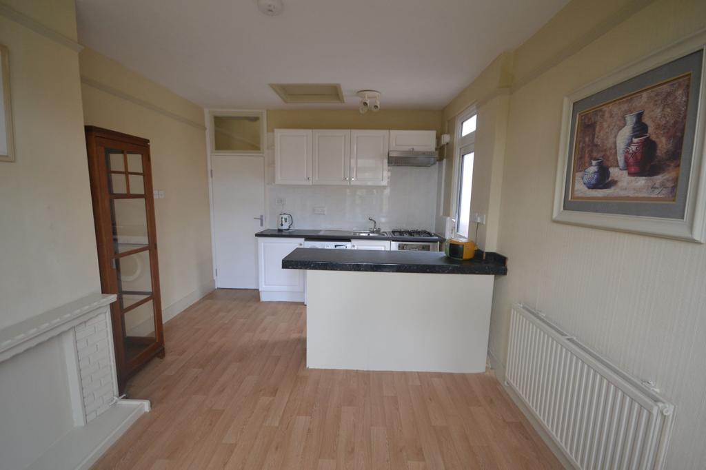 Mora Road, London, NW2 3 bed flat £1,699 pcm (£392 pw)