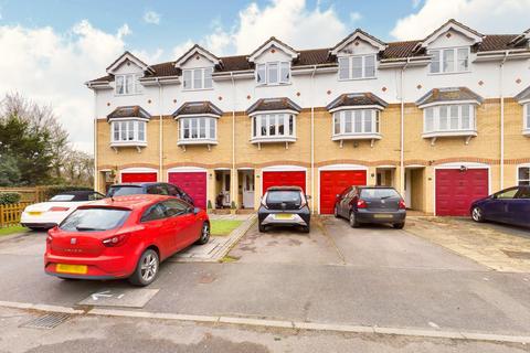 22 Harcourt, Wraysbury, Staines, TW19 5DY