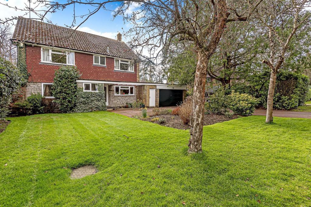 Hacketts Lane, Pyrford, GU22 4 bed detached house £1,100,000