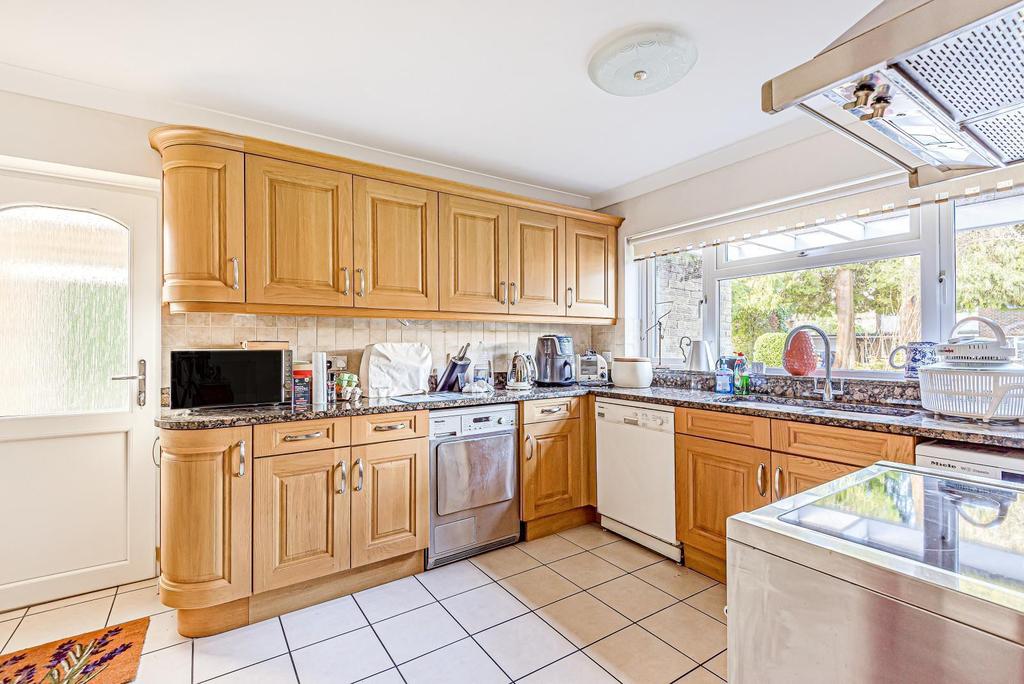 Hacketts Lane, Pyrford, GU22 4 bed detached house £1,100,000