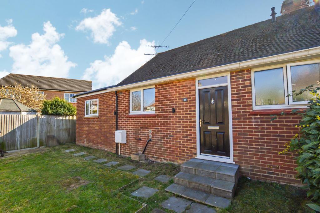 Newark Lane, Ripley, Surrey, GU23 2 bed semidetached bungalow £1,500