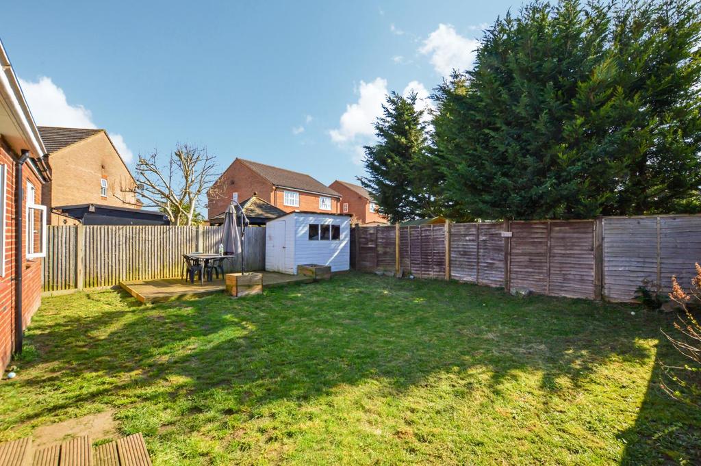 Newark Lane, Ripley, Surrey, GU23 2 bed semidetached bungalow £1,500
