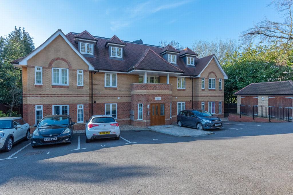 Portsmouth Road, Camberley, GU15 2 bed apartment £1,100 pcm (£254 pw)
