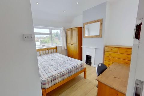 4 bedroom semi-detached house to rent - Deerbarn Road, Guildford, GU2 8AT