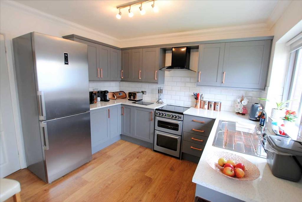 1 Charles Thomas Avenue, Off London Road 3 bed detached bungalow £245,000