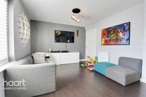 8 Dock Walk, Romford, RM3 7GR