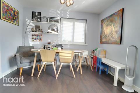 8 Dock Walk, Romford, RM3 7GR