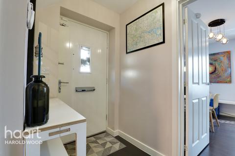 8 Dock Walk, Romford, RM3 7GR