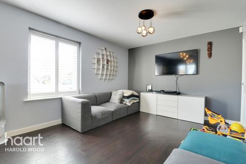 8 Dock Walk, Romford, RM3 7GR