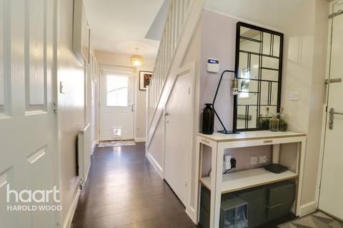 8 Dock Walk, Romford, RM3 7GR