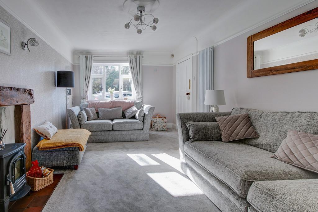 Stourbridge Road, Catshill, Bromsgrove, B61 9LH 3 bed detached house