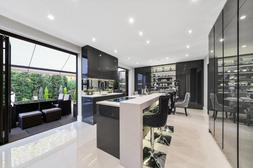 The Square, High Pine Close, Weybridge, Surrey, KT13 4 bed terraced