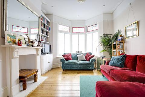 14 Baronsmere Road, London, N2 9QB