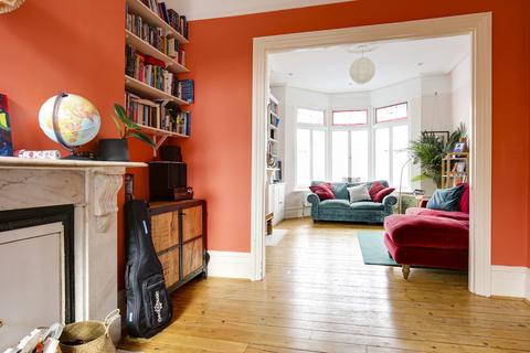 14 Baronsmere Road, London, N2 9QB