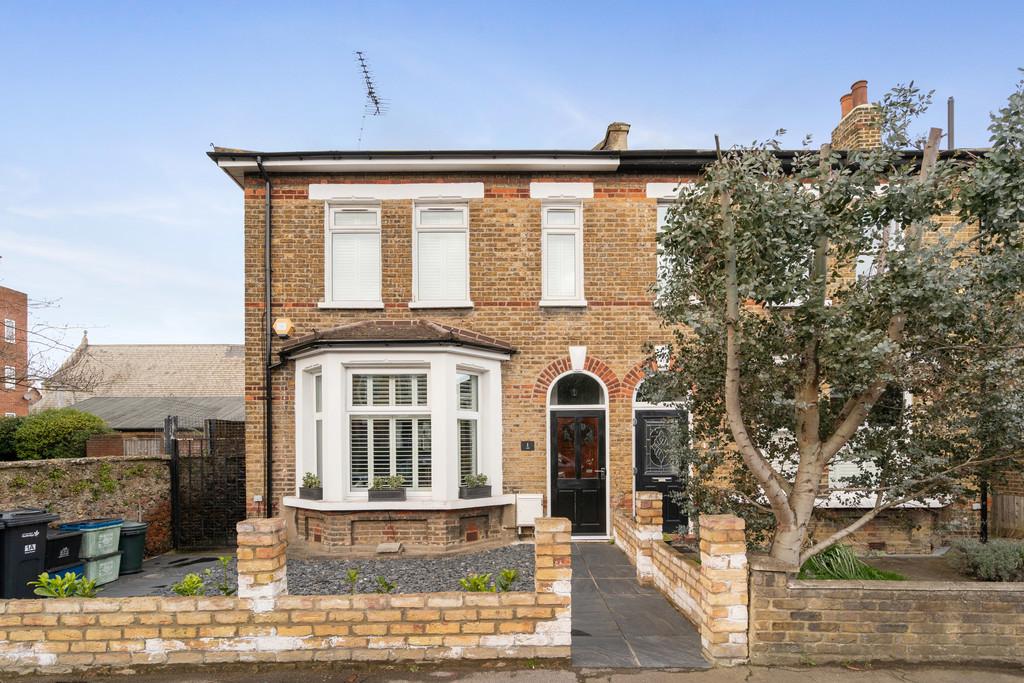 Wellesley Road, Wanstead 2 bed flat £475,000