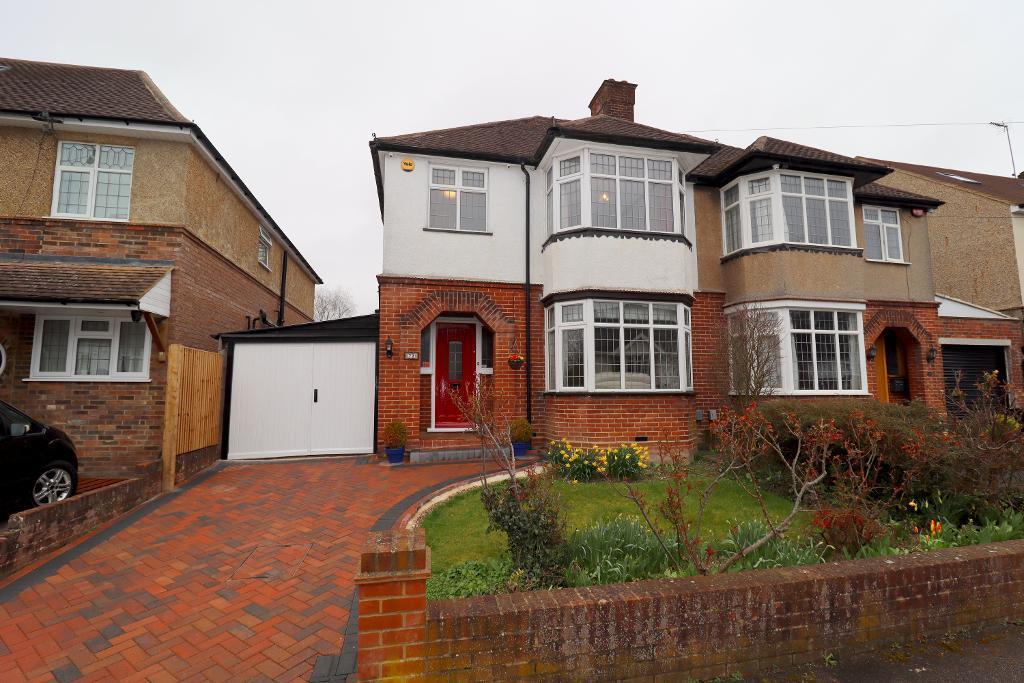 Manton Drive, Old Bedford Road Area, Luton, Bedfordshire, LU2 7DL 3 bed