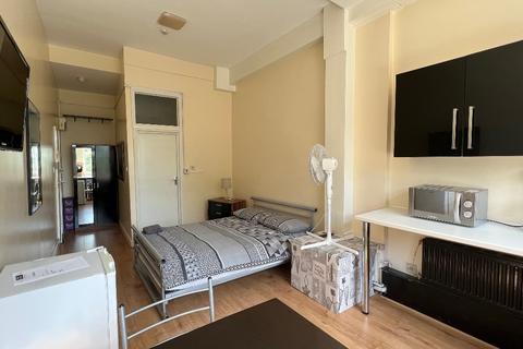 Studio to rent, Finchley Road, NW3