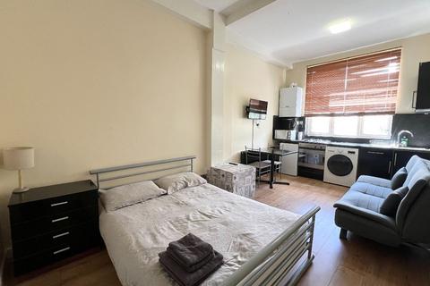 Studio to rent, Finchley Road, NW3