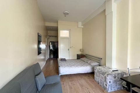 Studio to rent, Finchley Road, NW3