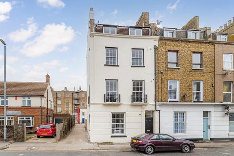 Flat 3, 24 Avenue Road, Herne Bay, CT6 8TB