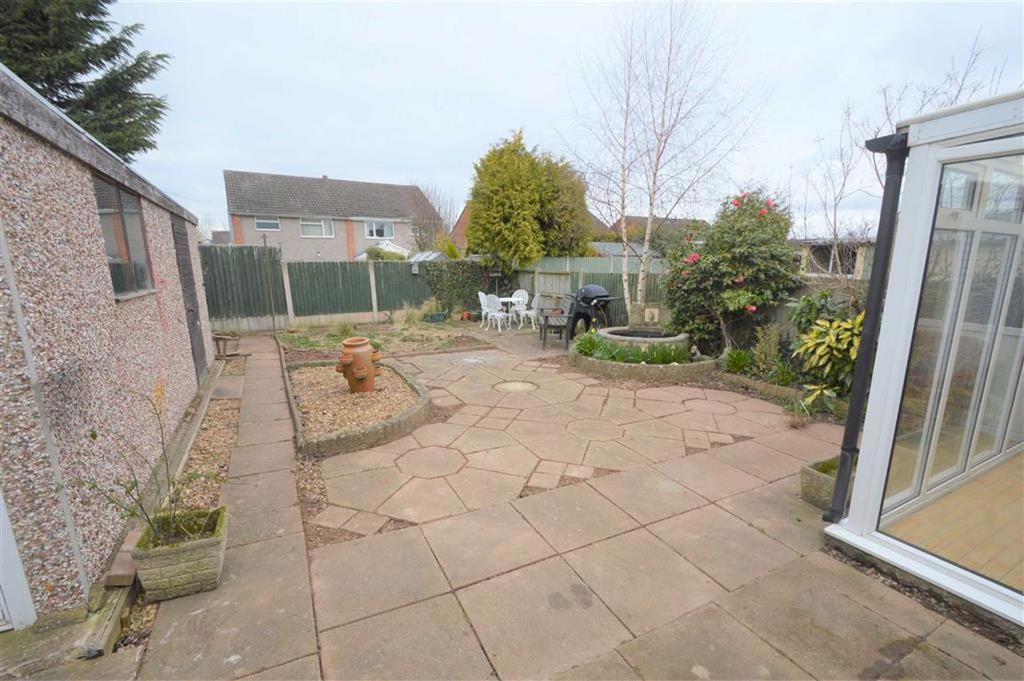 82, Highfields, Shrewsbury, SY2 3 bed bungalow £200,000