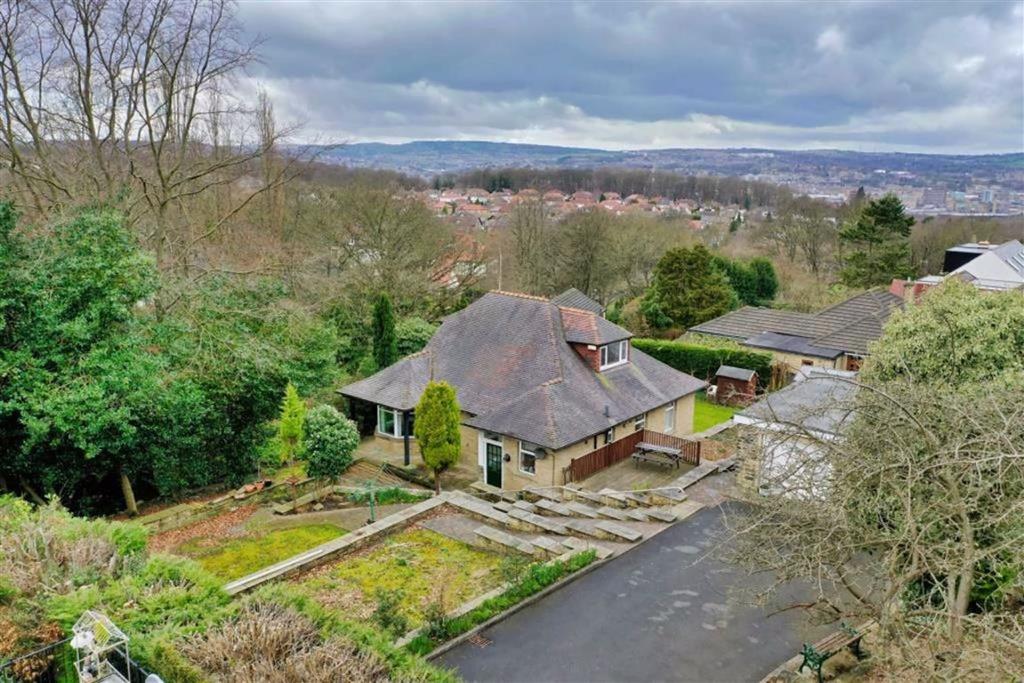 Almondbury Bank, Almondbury, Huddersfield, HD5 3 bed detached bungalow
