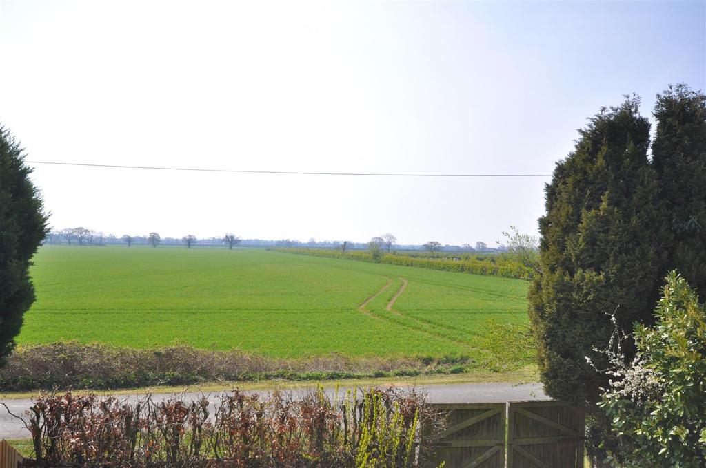 Moor Lane, York, YO23 2UF 3 bed semidetached house £
