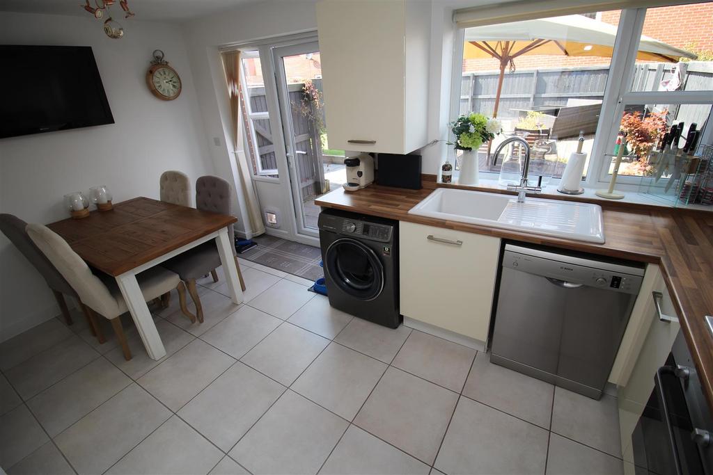 Autumn Way, Beeston, Nottingham 3 bed semidetached house £249,995