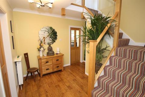 6 Abingdon Gardens, Beeston, Nottingham, NG9 5BJ
